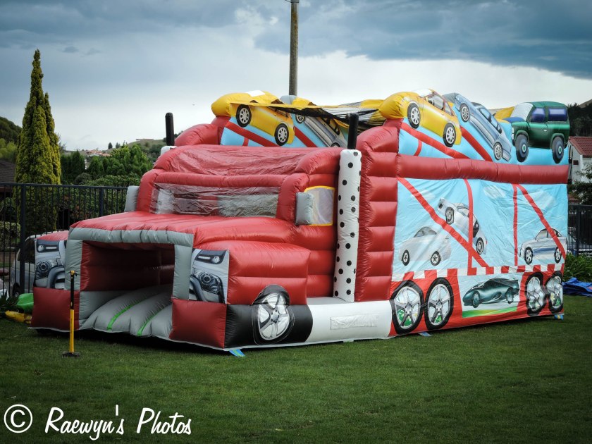 Cars bouncy castle )